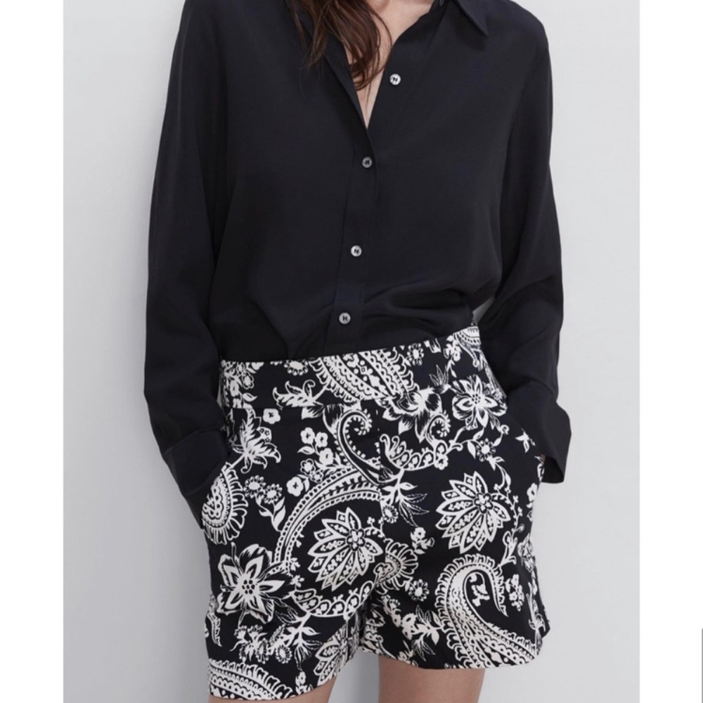 Likeβ New! Zara Floral Paisley Print Shorts Black/White Cute Business Casual M - Picture 4 of 16
